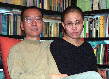 Liu Xiaobo -en una foto familiar con su esposa Liu Xia, aún bajo arresto domiciliario- reafirmó en 2010 su intención de "responder a la hostilidad del régimen con buena voluntad y al odio con amor". ARCHIVO / AFP