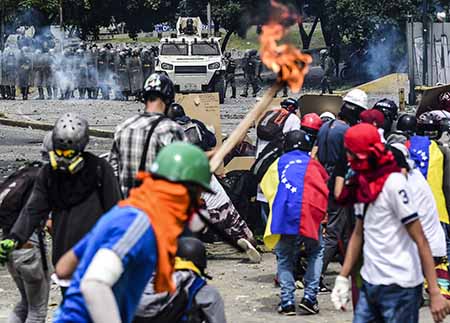 Casi 50 heridos dejaron los enfrentamientos de este sábado entre manifestantes y efectivos de la Guardia Nacional Bolivariana, que frustró una marcha que pretendía dirigirse a la sede del Tribunal Supremo de JusticiaRonaldo Schemitd / AFP