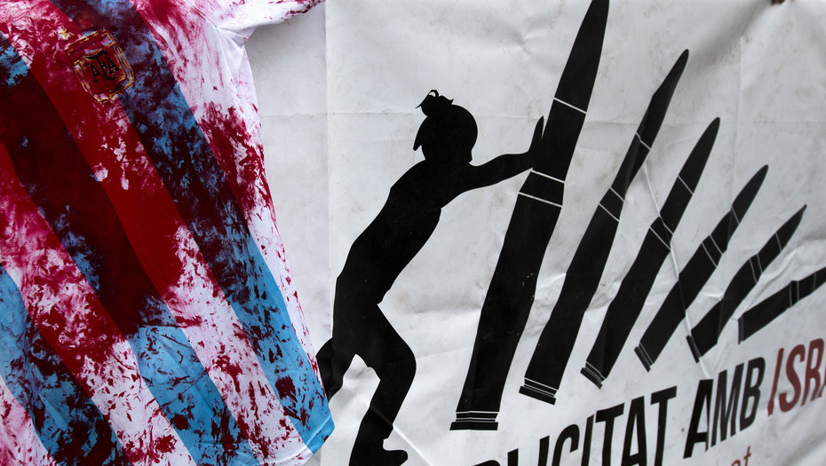 Manifestantes protestan, hoy, 5 de junio de 2018, en la ciudad de Barcelona, España, contra la presencia de la selección de Argentina de fútbol en Israel, que se presentará el 8 de junio para un partido amistoso contra el combinado nacional de ese país.Foto: Enzo Argento