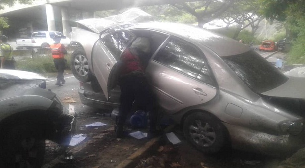 Vehículo Toyota Camry, dejó a cuatro vehículos involucrados en el incidente