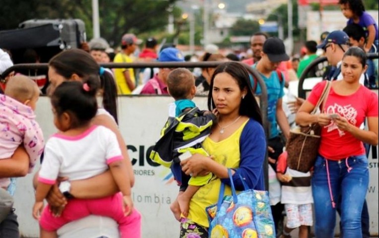 Largas colas de mujeres y niños en la frontera con Ecuador