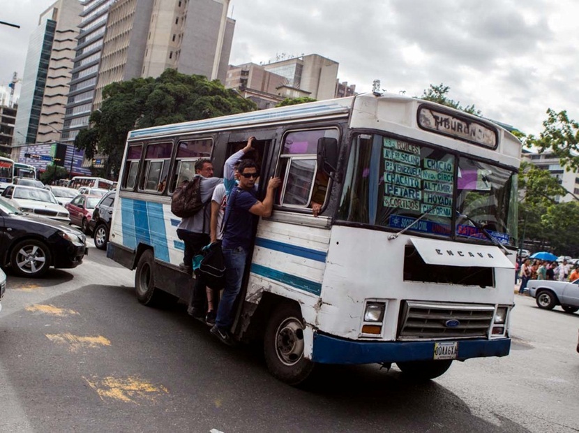 Usuarios del servicio del transporte están descontento debido al aumento desmedido del pasaje./ Foto: Jaime Manrrique