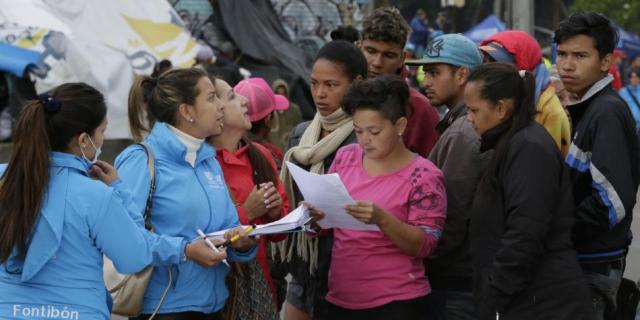 La Secretaria de Integración Social de Bogotá, Cristina Vélez, con migrantes venezolanos Foto: Carlos Ortega / El Tiempo