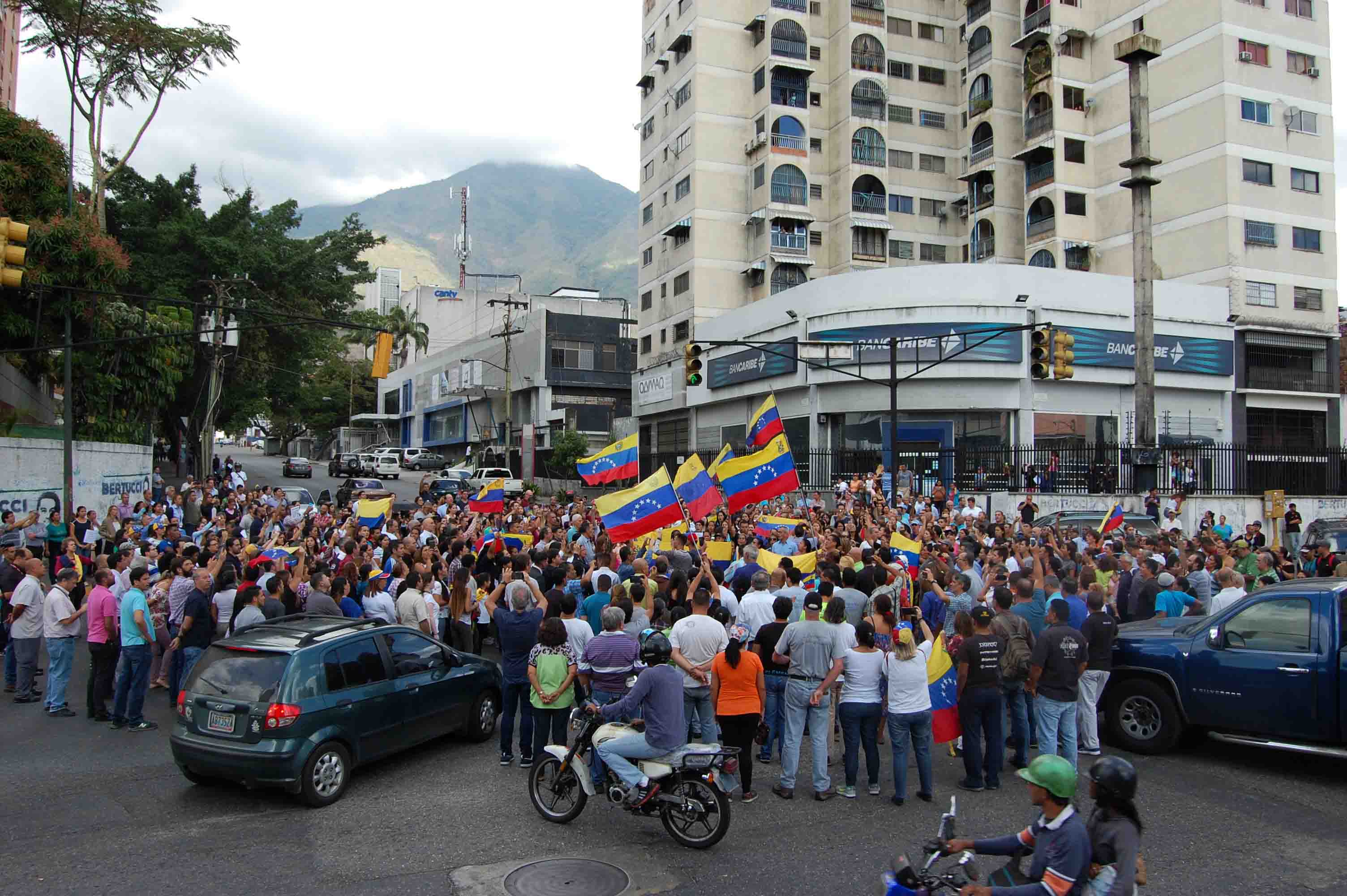 Protestantes en la Avenida Rómulo Gallegos