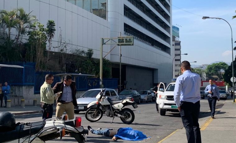 Uno de los antisociales resultó muerto en plena vía pública al frente del Wendy´s de Los Palos Grandes.