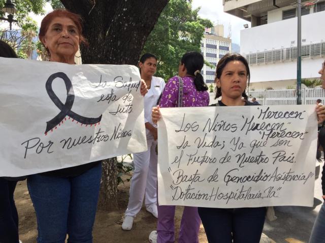 Foto: La protesta del Hospital de niños J. M. de los Ríos este lunes 27 de mayo, en Caracas. / Steffany Carvajal – lapatilla.com