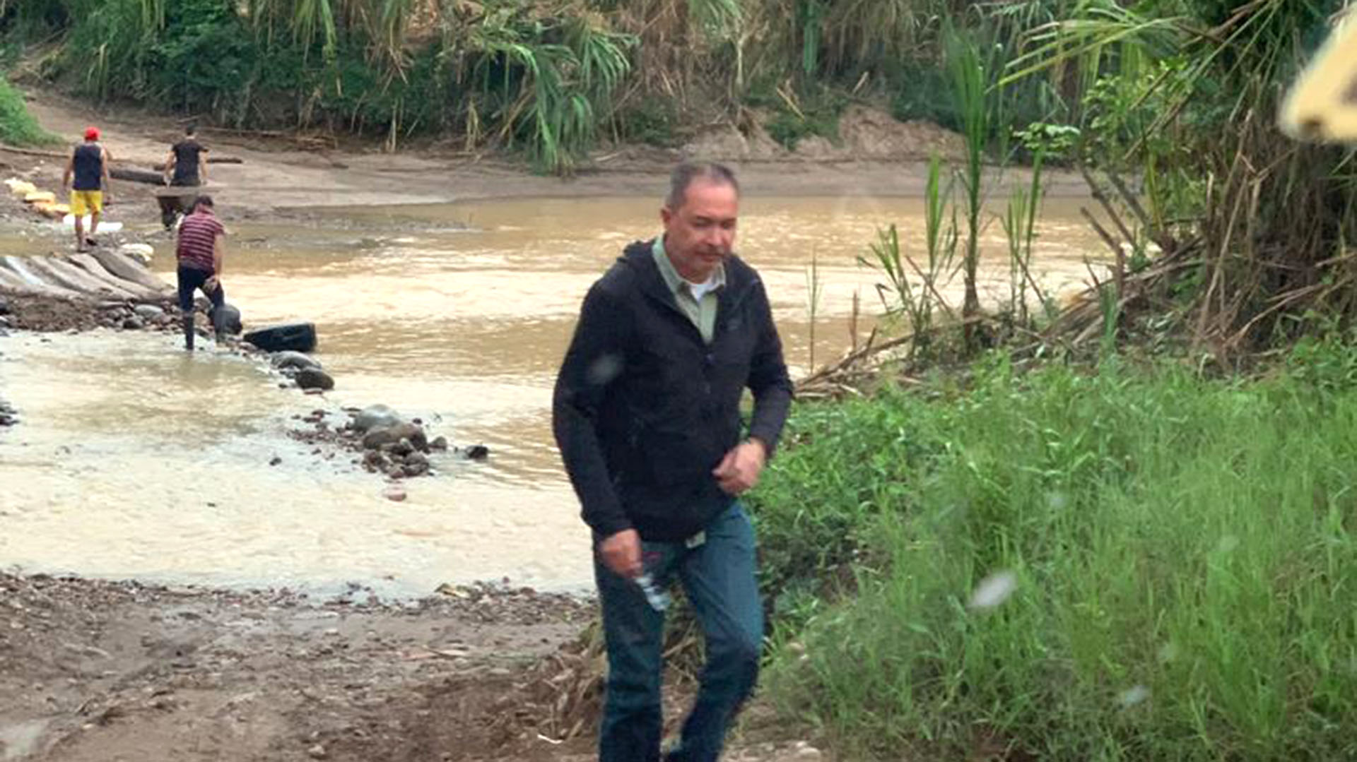 Blanco cruzó este lunes hacia Colombia por uno de los pasos ilegales conocidos como trochas, que abundan en los 2.219 kilómetros de frontera que comparten los dos países.