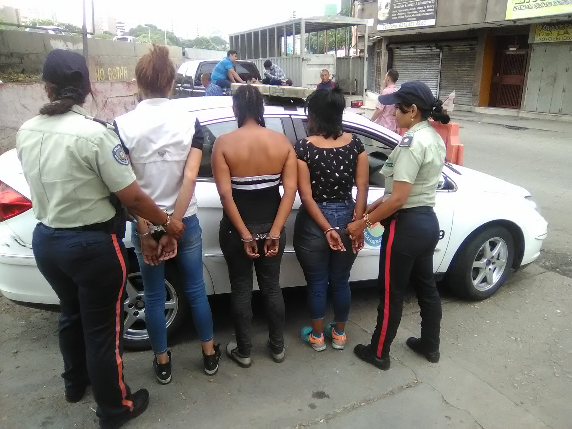 Los ochos sujetos fueron capturados por funcionarios dePoliCaracas en La Hoyada.