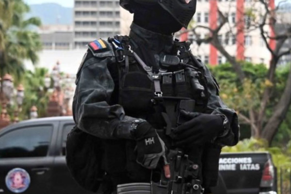 A member of Venezuela's security forces stands guard outside the Federal Legislative Palace, which houses both the opposition-led National Assembly and the pro-government National Constituent Assembly, in Caracas on May 14, 2019. - Venezuelan opposition deputies denounced that with the excuse of searching for an explosive device inside the facilities, security forces blocked access to the National Assembly. National Guard troops, police and intelligence agents (SEBIN) remained in the building and its surroundings, according to the parliamentarians. (Photo by STR / AFP)