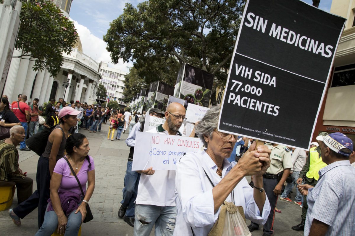Protesta por mediacamentos contra el VIH desde catia hasta Altamira. Foto: Francisco Bruzco