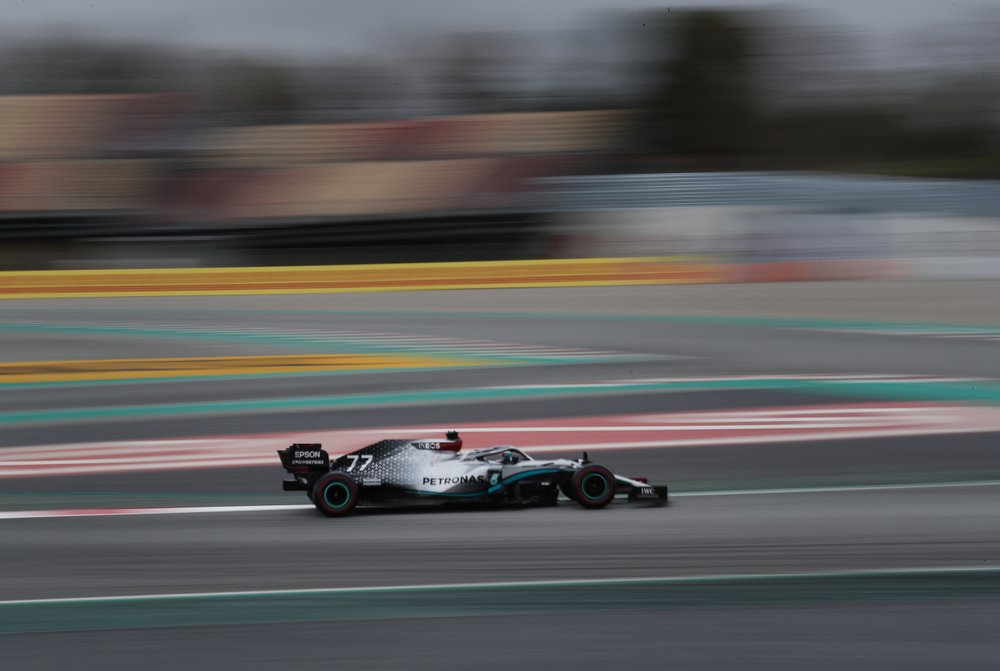 El piloto de Mercedes Valtteri Bottas conduce su monoplaza durante una práctica en el circuito de Montmeló, en las afueras de Barcelona, en febrero de este año