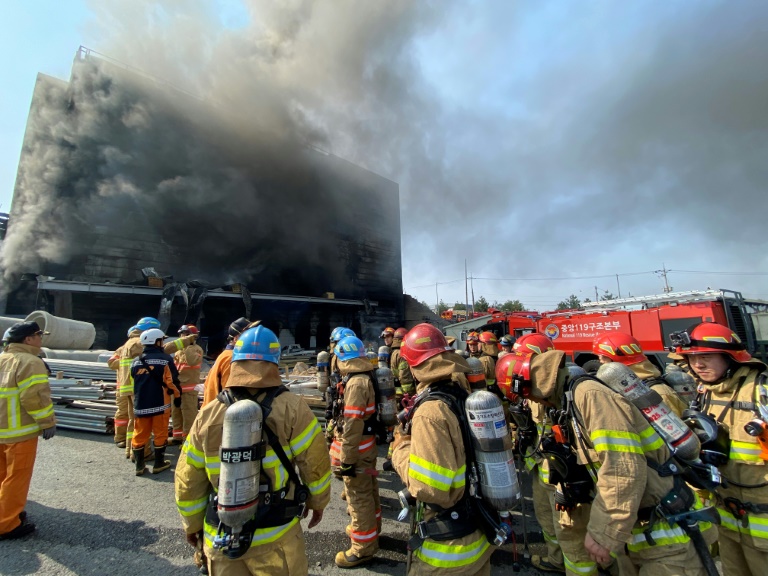 Los bomberos trabajan en la extinción de un incendio en un almacén en Icheon, Corea del Sur, este miércoles 29 de abril de 2020
