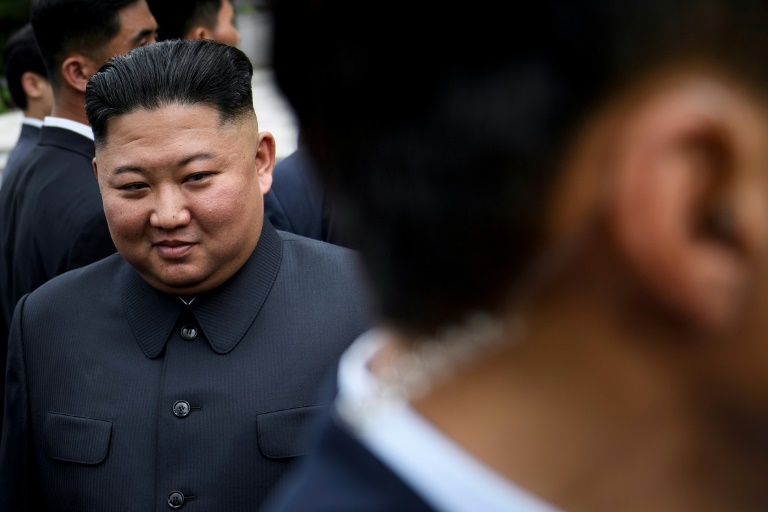 El líder de Corea del Norte, Kim Jong Un, caminando hacia una reunión con el presidente de Estados Unidos, Donald Trump, en la Zona Desmilitarizada (DMZ) en Panmunjom, el 30 de junio de 2019