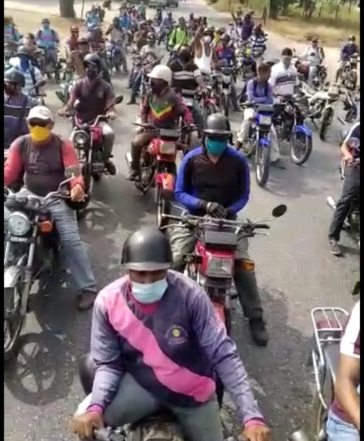 “No nos estamos poniendo rebeldes, solo queremos combustible. Somos padres de familia y motorizados”, indicó uno de los conductores