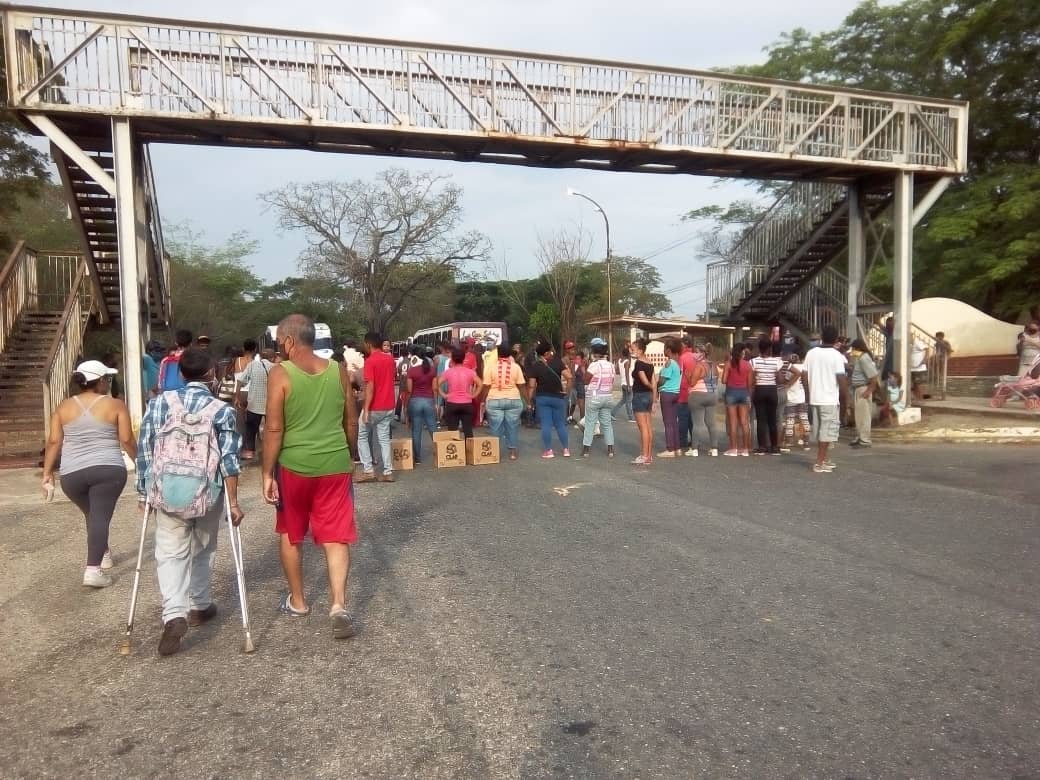 Los habitantes de la parroquia San Antonio de Yare obstaculizaron el paso desde las 8:00 am hasta las 11:00 am l Foto: Iván Benavides