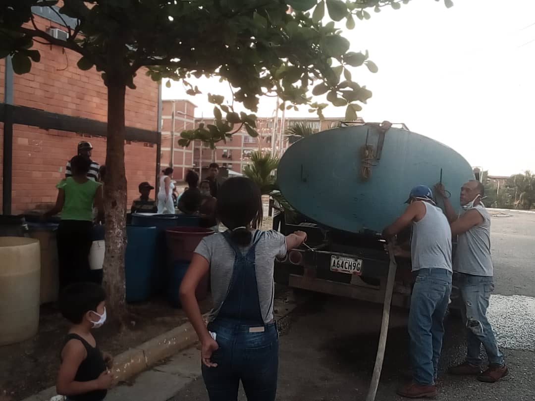 A través de cisternas el Gobierno local distribuye agua en las comunidades