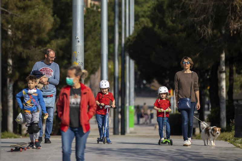 Familias caminan por un bulevar en Barcelona, España, este domingo 26 de abril de 2020