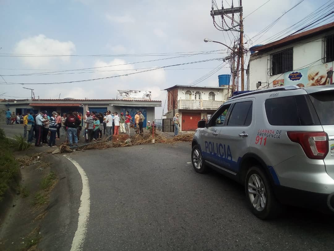 La protesta inició a las 6:00 am en la vía que une a ambas comunidades