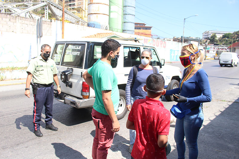 La presidenta del Consejo Municipal de Derechos del Niño, Niña y Adolescentes (Cmdnna) del municipio Carrizal, Constanza Oliveira, realizó un recorrido para verificar que se respetaran las medidas sanitarias