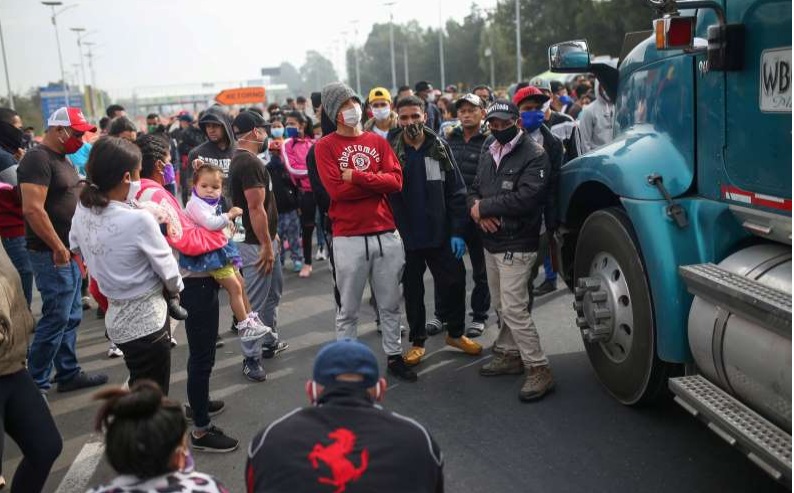 Los venezolanos trancaron las calles porque no los dejan viajar