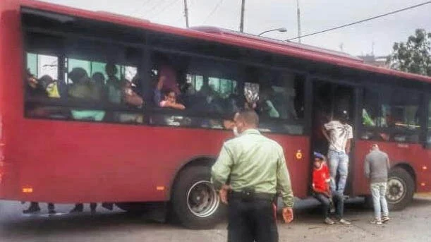 El bus se accidentó en la entrada de Guarenas y fue auxiliado por cuerpos de seguridad