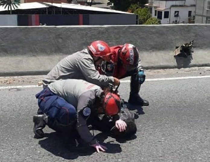 Paramédicos Viales lograron salvar al ciudadano antes de que cometiera el terrible acto.