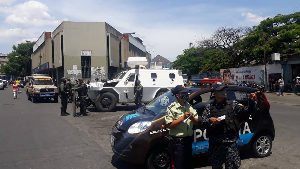 Una tanqueta fue colocada por la GNB a la entrada de la calle Comercio, en Guarenas