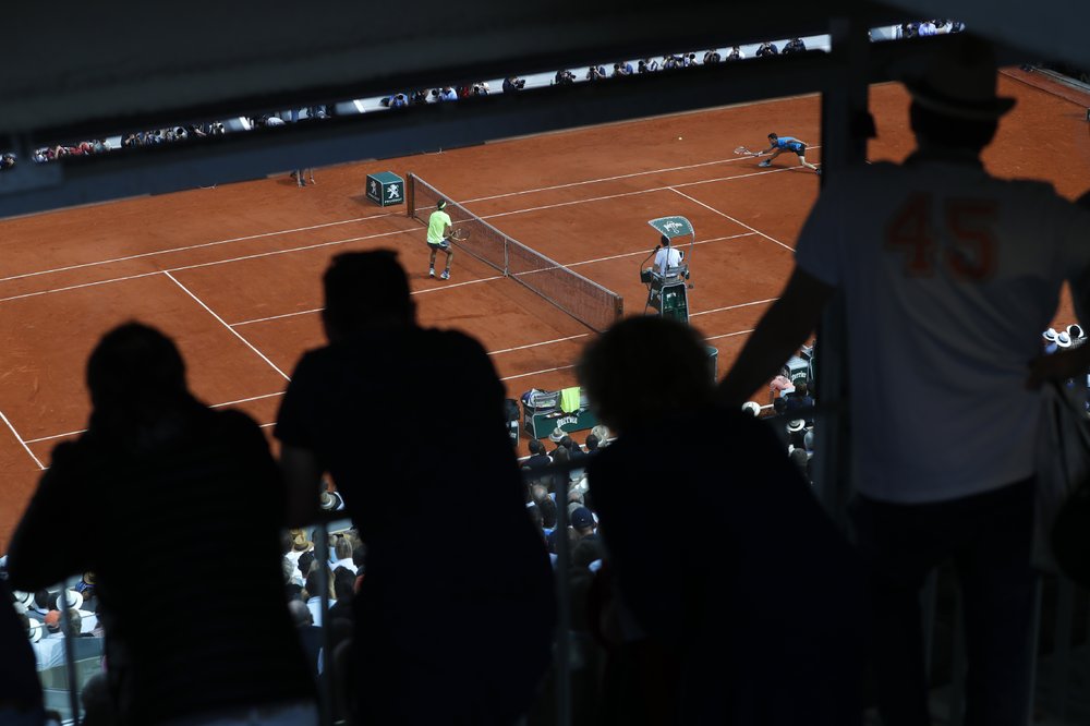 El público observa a Rafael Nadal (izquierda) contra Dominic Thiem en la final masculina del Abierto de Francia, el domingo 9 de junio de 2019