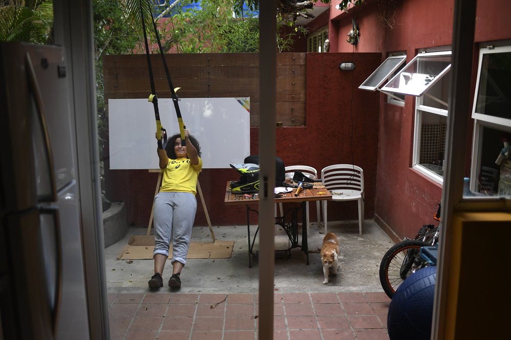 Stefany Hernández, medallista olímpica en BMX, se entrena en su casa en Caracas