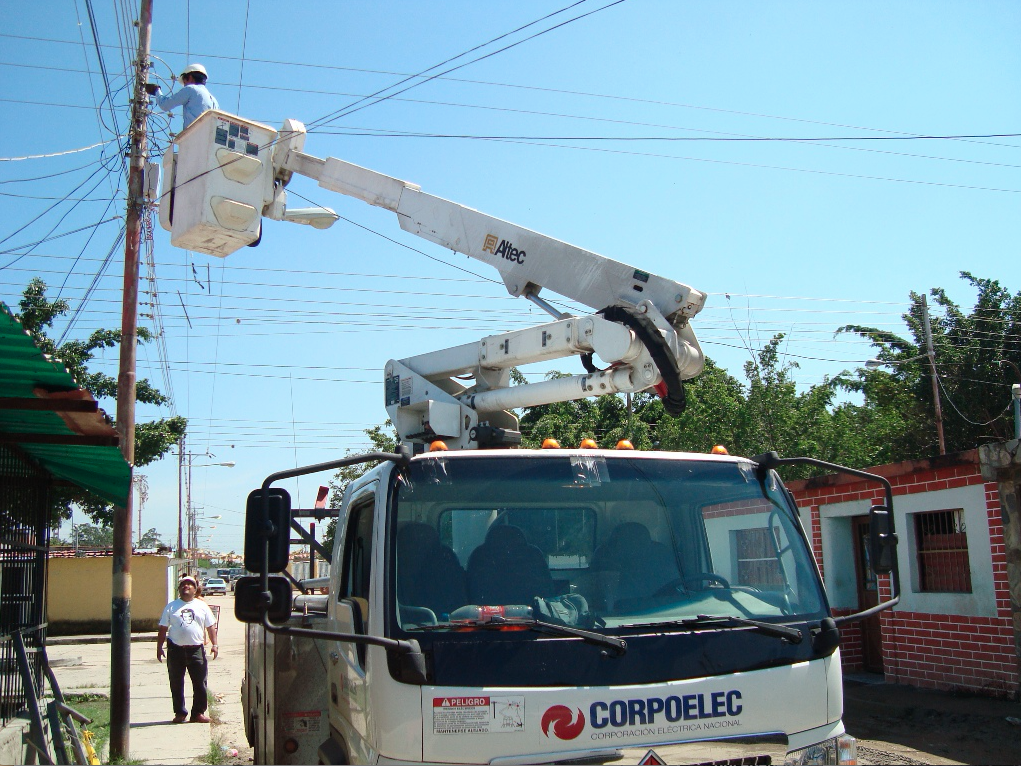 Trabajadores de Corpoelec prometieron resolver durante el día de ayer, las averías eléctricas que se mantenían desde el martes