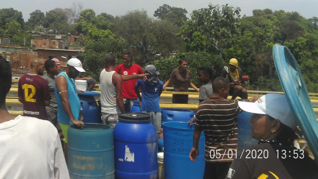 Los vecinos de Mata de Coco caminan a otros sectores en busca de agua potable