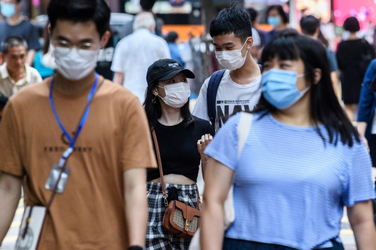 Paseantes con mascarillas, en Hong Kong este miércoles 13 de mayo de 2020