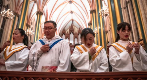 Católicos chinos en una misa en Pekín