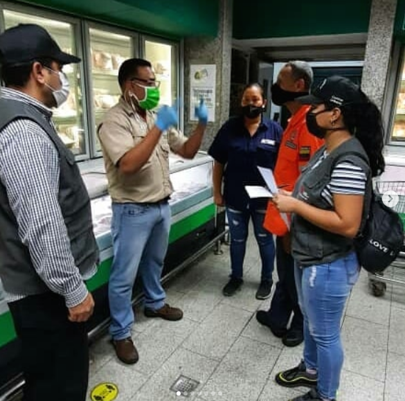 Los fiscales de la Alcaldía de Caracas durante la visita a los comercios