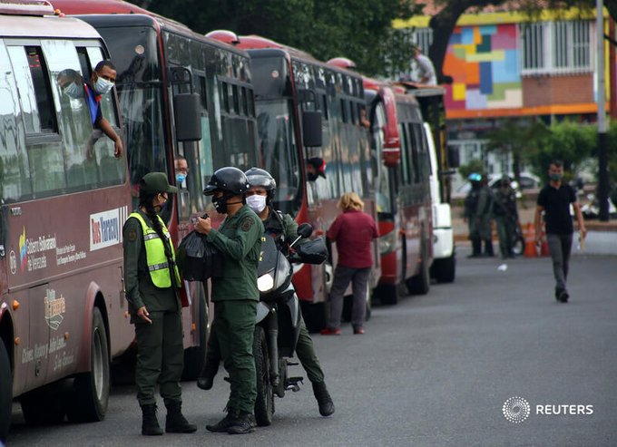 El gobierno venezolano mantiene un operativo en la frontera con Colombia para el traslado de los migrantes que regresan al país