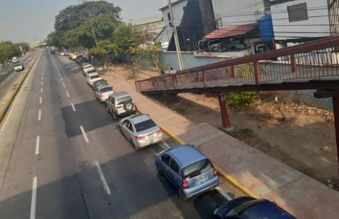 Largas colas se observan en la avenida Soublette para cargar combustible en el Batallón Bolívar. El personal del sector salud pasa entre 24 y 48 horas para surtir de gasolina sus vehículos