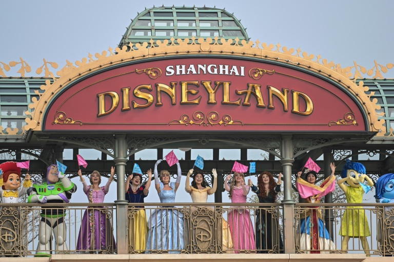 Empleados del parque Disney en Shanghái (China) este lunes 11 de mayo de 2020