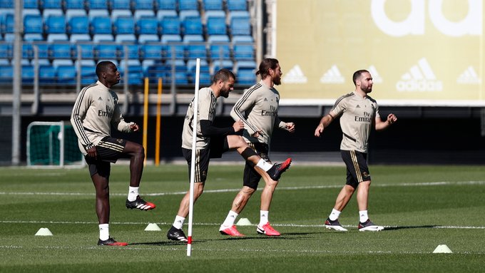 El Real Madrid juntó a sus jugadores en varios grupos durante los entrenamientos