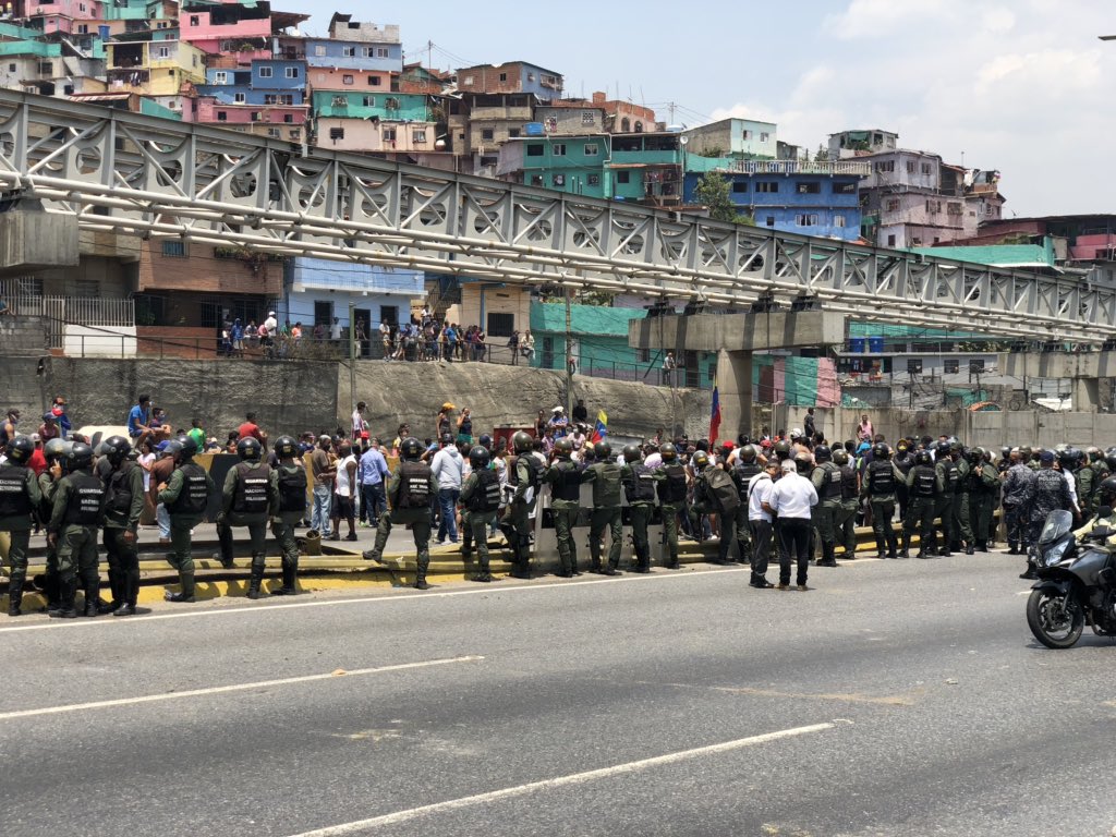 Un grupo de vecinos del barrio Fechas Patrias cerró la avenida Francisco Fajardo