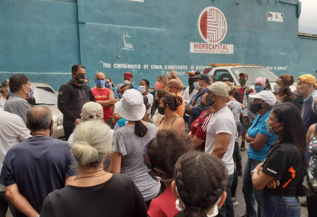 Vecinos de diversas partes de Caracas se acercaron hasta la sede de la empresa Hidrocapital para reclamar el servicio