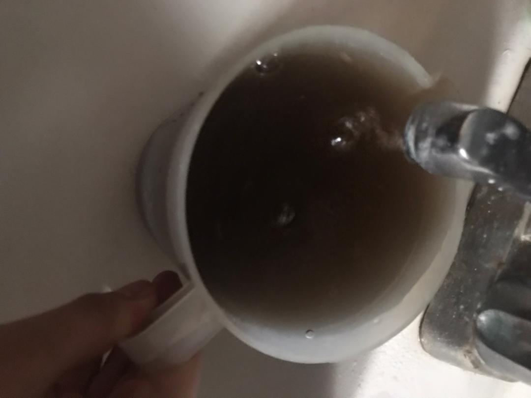 Agua negra y con olor es lo que sale por los chorros de guareneros y guatireños