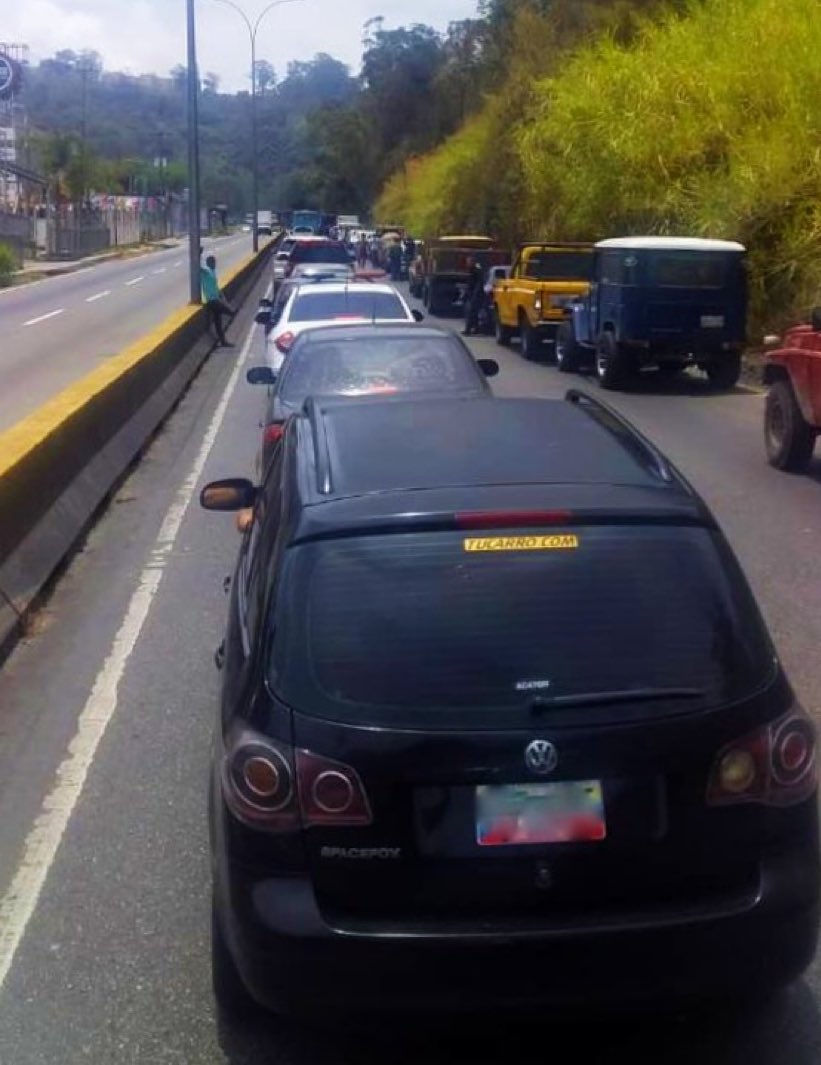 Muchos conductores estuvieron haciendo cola en los alrededores de La Auxiliadora desde tempranas horas de este lunes