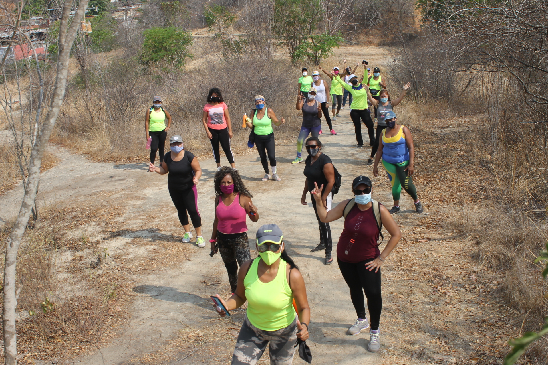 Un grupo de mujeres realizó una caminata de dos kilómetros