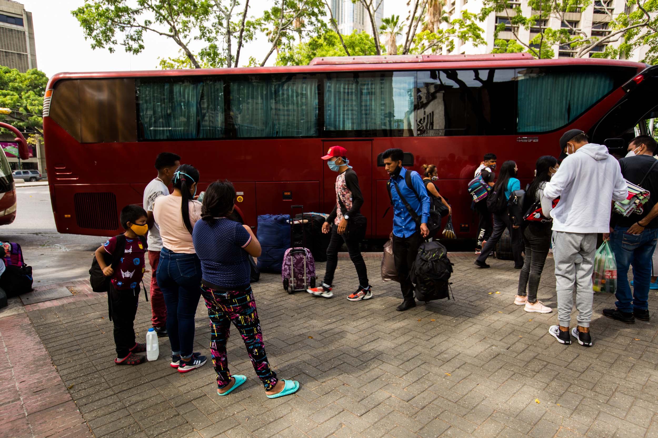 Si bien los terminales están oficialmente cerrado, el traslado de personas hacia el interior del país se mantiene