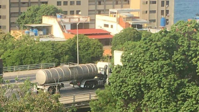 Camiones cisternas que llegaron al puerto de La Guaira el pasado 30 de abril son trasladado al este del estado Vargas el sábado 2 de mayo