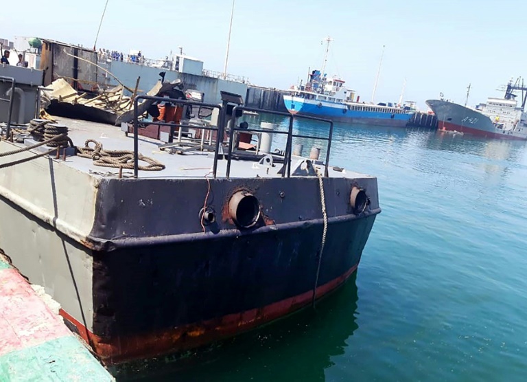 El barco 'Konarak', alcanzado por fuego amigo de misiles durante unas maniobras navales, anclado en el puerto de Jask, en el sur de Irán, este lunes 11 de mayo de 2020