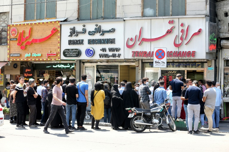 Iraníes esperan delante de una oficina de cambio, en Teherán, el sábado
