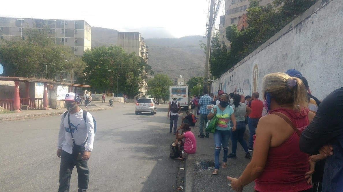 La gente que trabaja en Caracas no la tiene fácil con los horarios y el costo de los pasajes