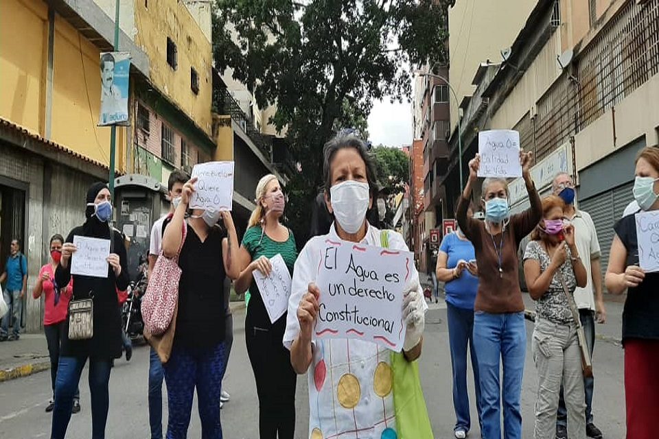 Numerosos caraqueños debieron salir a protestar este lunes por la falta de agua