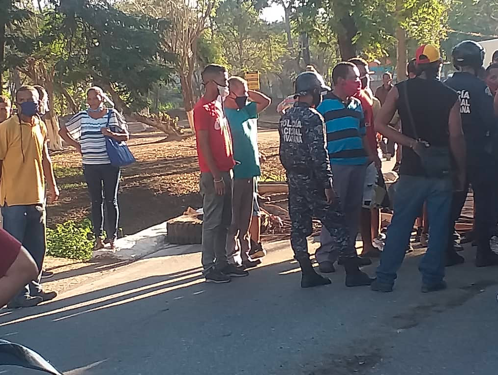 Conductores de Santa Lucía del Tuy cerraron la entrada a la ciudad el sábado 6 de junio